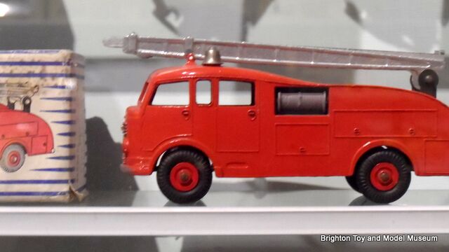 Dinky toys cheap fire engine 555